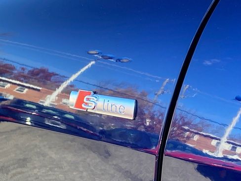 Used 2025 Audi Q4 e-tron Premium Plus image 6