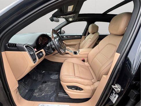 Used 2023 Porsche Cayenne Platinum Edition AWD/4WD image 2