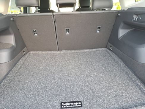 New 2025 Volkswagen Tiguan SE image 12