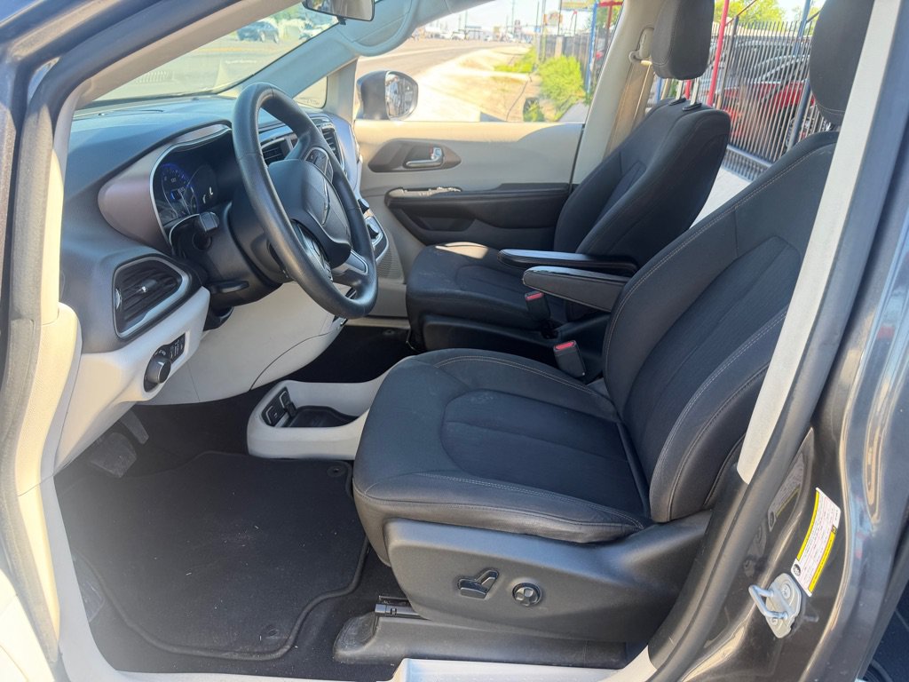 Used 2018 Chrysler Pacifica Touring FWD image 20