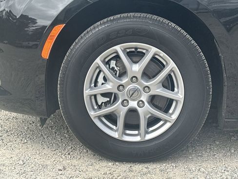 Used 2023 Chrysler Voyager LX image 11