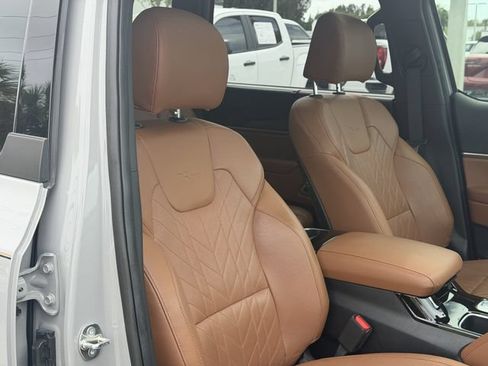 Used 2025 Kia Telluride AWD image 19