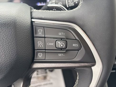 Used 2023 Jeep Grand Cherokee Limited image 27