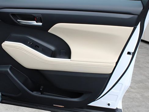 Certified 2025 Toyota Highlander XLE image 26