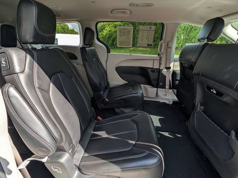 Used 2023 Chrysler Pacifica Touring-L FWD image 32