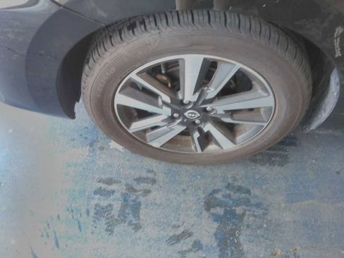 Used 2025 Nissan Versa SV FWD image 5