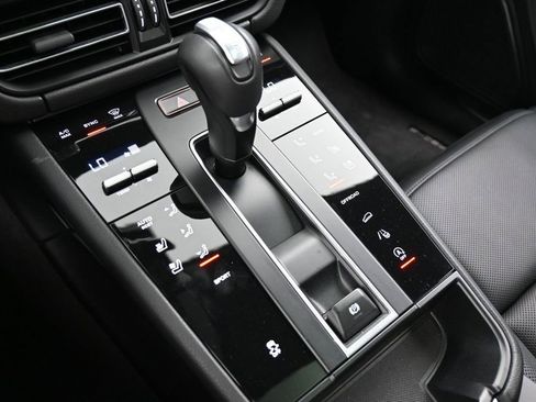Certified 2023 Porsche Macan Turbo AWD/4WD image 22