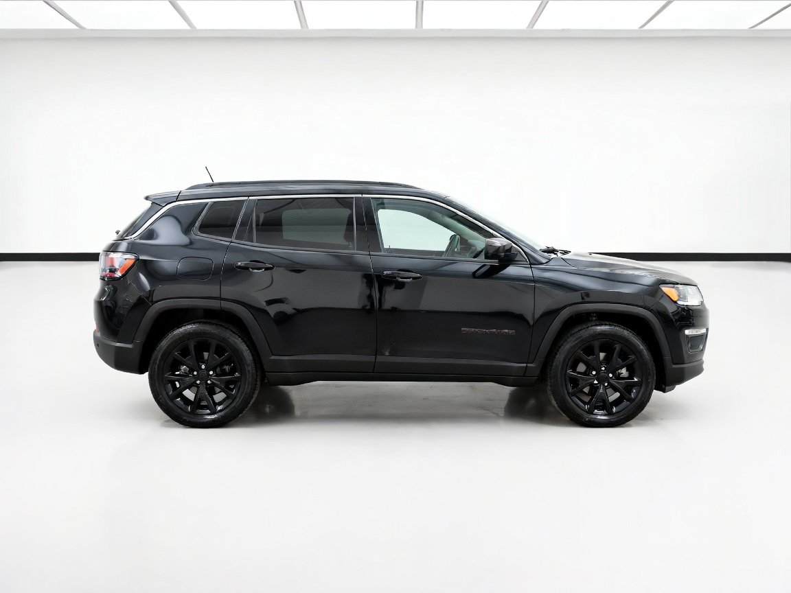 Used 2018 Jeep Cherokee Latitude w/ Altitude Package FWD image 23
