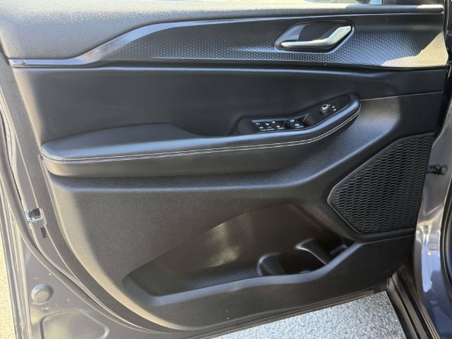Used 2023 Jeep Grand Cherokee Altitude AWD/4WD image 20