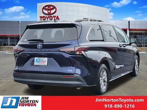 Used 2025 Toyota Sienna XLE image 5