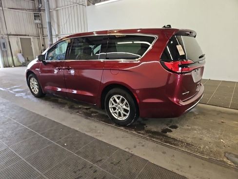 Used 2023 Chrysler Pacifica Touring-L FWD image 3