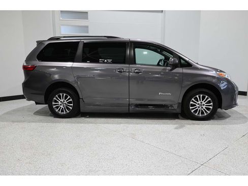 Used 2020 Toyota Sienna XLE FWD image 5
