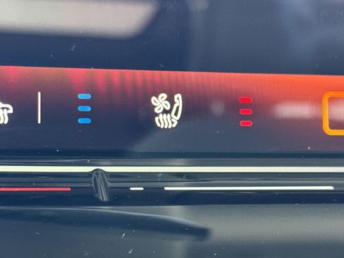 Used 2025 Volkswagen ID. Buzz 1st Edition image 21