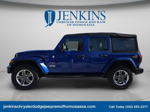 Used 2018 Jeep Wrangler Unlimited Sahara AWD/4WD image 8