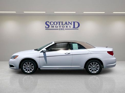 Used 2013 Chrysler 200 Touring FWD image 1