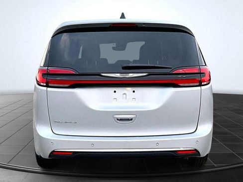 Used 2024 Chrysler Pacifica Touring-L image 4