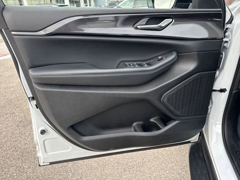 Certified 2023 Jeep Grand Cherokee L Laredo image 12