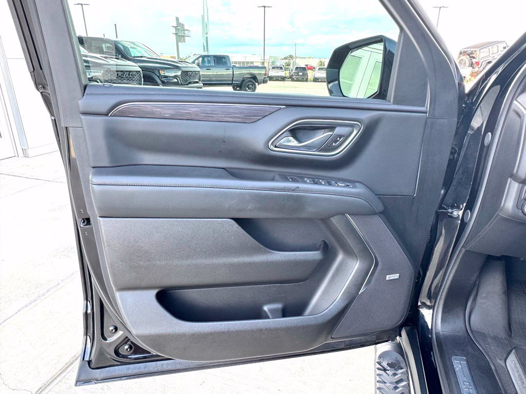 Used 2024 Chevrolet Tahoe Z71 w/ Luxury Package AWD/4WD image 12