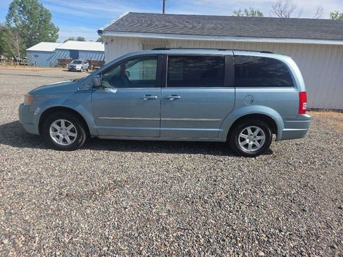 Used 2010 Chrysler Town & Country Touring FWD image 2