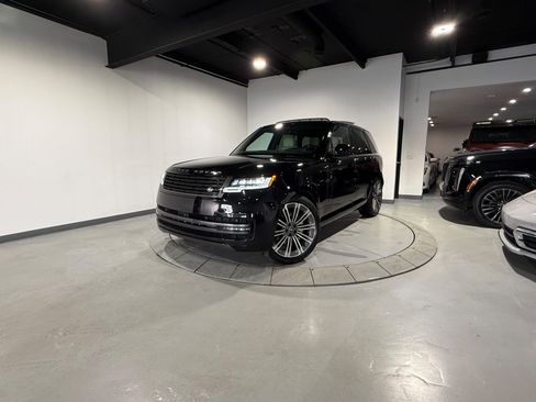 Used 2025 Land Rover Range Rover SE image 6