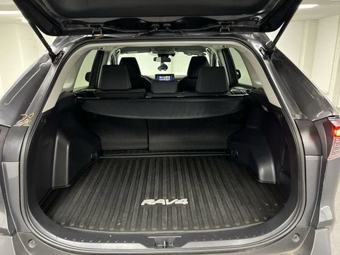Used 2020 Toyota RAV4 LE AWD/4WD image 25