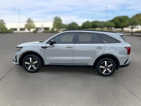 Certified 2022 Kia Sorento EX w/ Panoramic Sunroof Package image 3