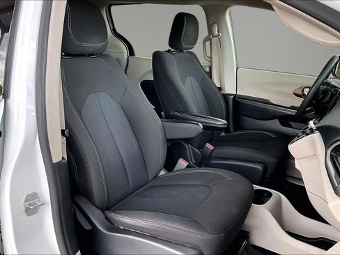 Used 2022 Chrysler Voyager LX FWD image 27
