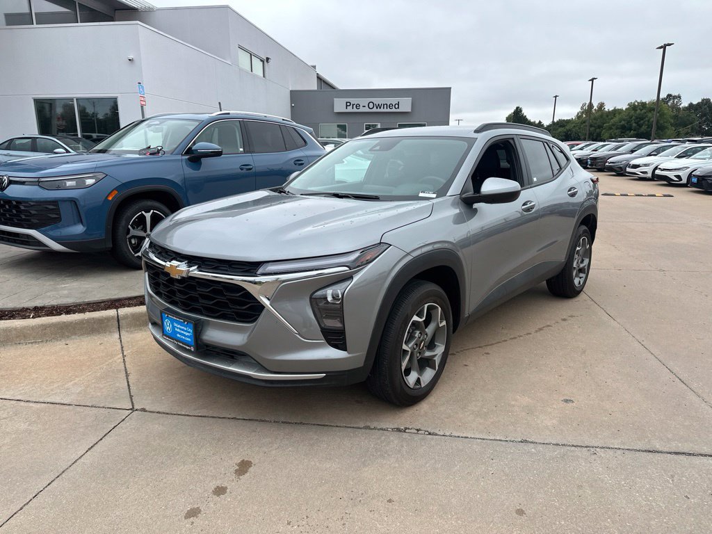 Used 2025 Chevrolet Trax LT w/ LT Convenience Package FWD image 1