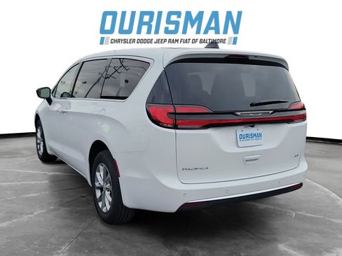 New 2027 Chrysler Pacifica Select w/ Family Tech Group AWD/4WD image 4