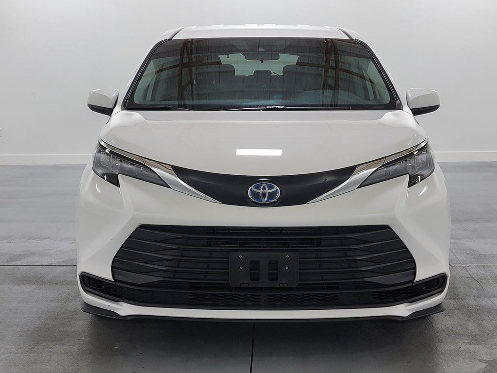Used 2024 Toyota Sienna LE FWD image 3