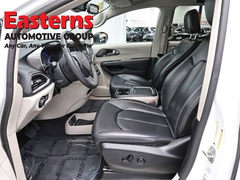 Used 2023 Chrysler Pacifica Touring-L FWD image 14
