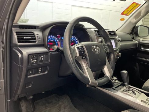 Used 2018 Toyota 4Runner SR5 AWD/4WD image 19