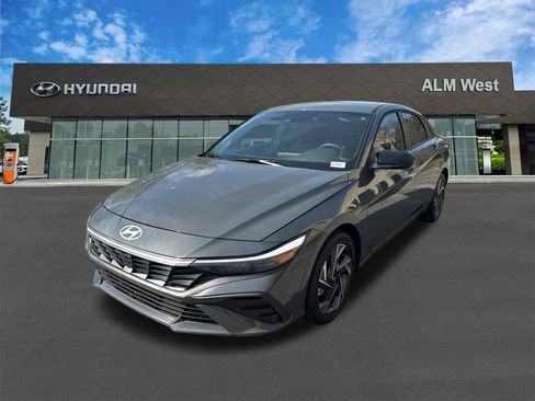 Used 2025 Hyundai Elantra SEL image 1