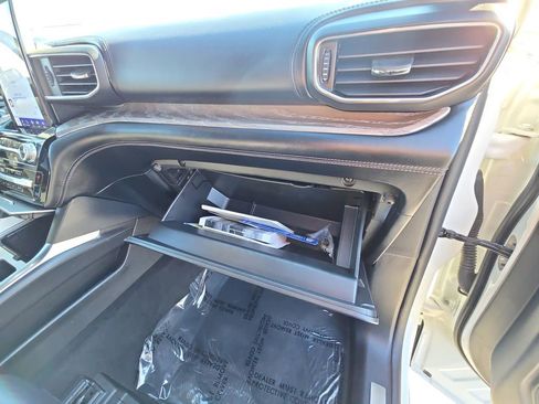 Used 2022 Ford Explorer Platinum w/ Equipment Group 601A image 18