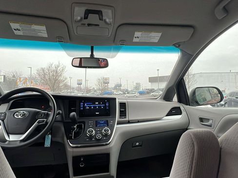 Used 2016 Toyota Sienna LE image 18