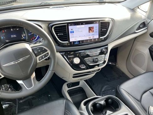 Used 2024 Chrysler Pacifica Limited FWD image 17