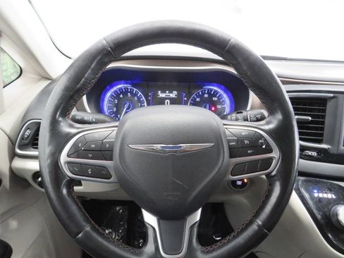 Used 2019 Chrysler Pacifica Touring-L FWD image 18