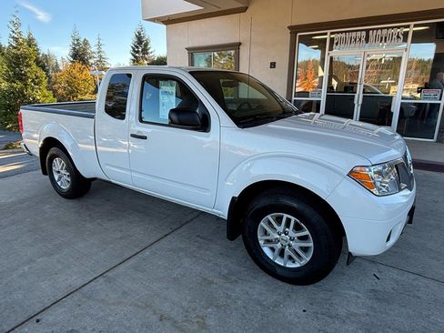 Used 2020 Nissan Frontier SV RWD image 6
