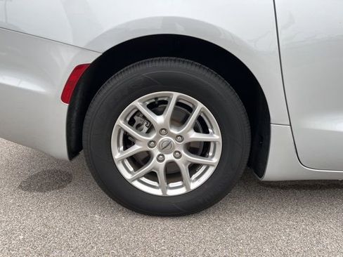 Used 2024 Chrysler Pacifica Touring-L image 10