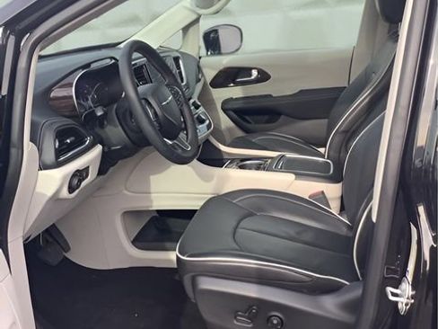 Certified 2024 Chrysler Pacifica Limited image 14
