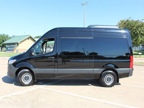 Used 2024 Mercedes-Benz Sprinter 2500 image 2
