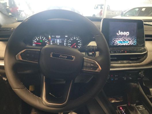 Used 2025 Jeep Compass Latitude AWD/4WD image 6