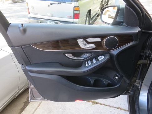 Used 2017 Mercedes-Benz GLC 300 4MATIC image 26
