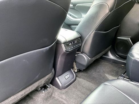 Used 2023 Toyota Highlander XLE AWD/4WD image 24