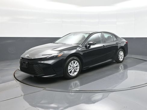 Used 2026 Toyota Camry LE FWD image 3
