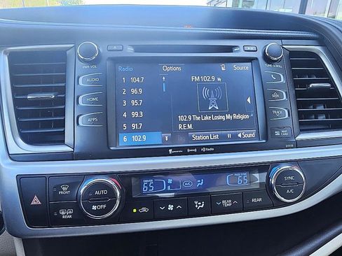 Used 2016 Toyota Highlander XLE image 22