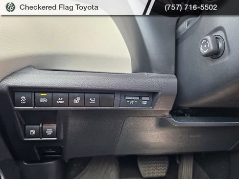 Used 2023 Toyota Sienna Platinum AWD/4WD image 12
