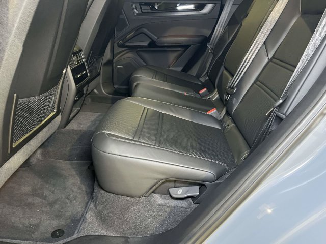 Certified 2025 Porsche Cayenne GTS AWD/4WD image 19