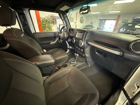 Used 2016 Jeep Wrangler Unlimited Rubicon w/ Connectivity Group AWD/4WD image 20