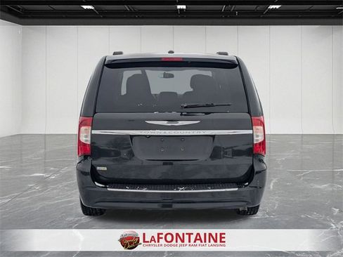 Used 2014 Chrysler Town & Country Touring image 4